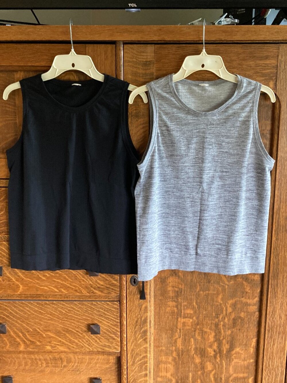 Lot of 2 Athleta In Motion Seamless Tank, black, heather grey, large?